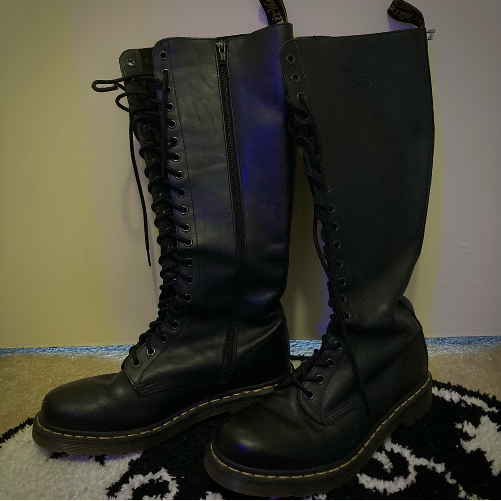 20 eyelet Dr. Martens black lace up zip up combat boots